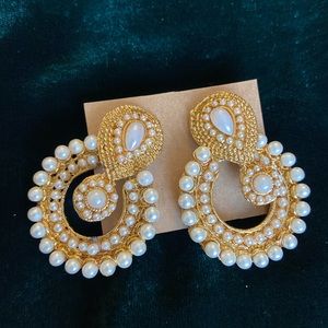 Beautiful brand new Indian / Pakistani earrings in gold